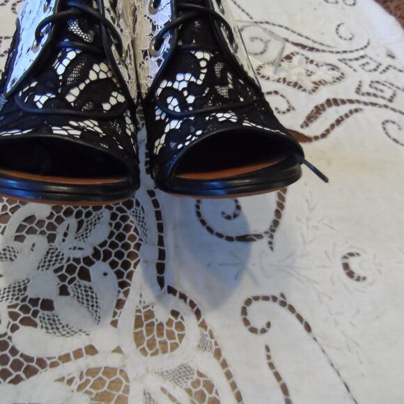 New Givenchy Black Leather w/White Lace Overlay Lace Up Heeled AnkleBoots Size 8 - Picture 6 of 16